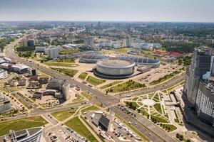 Visão a partir de a altura do pobediteley Avenida dentro minsk.novo residencial e Esportes edifícios dentro a distrito do minsk.belarus foto