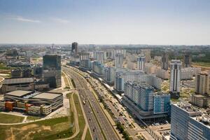 Visão a partir de a altura do pobediteley Avenida dentro minsk.novo residencial e o negócio distrito dentro minsk.belarus foto