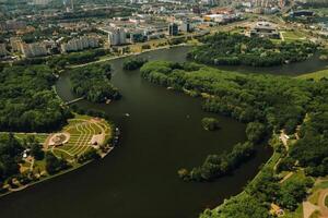 topo Visão do a vitória parque dentro Minsk e a svisloch rio.a olho do pássaro Visão do a cidade do Minsk e a parque complexo.belarus foto