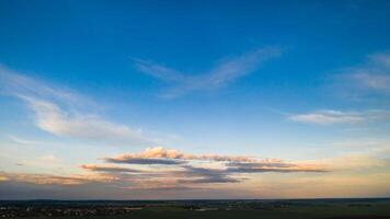 verde Prado debaixo uma azul pôr do sol céu com nuvens foto