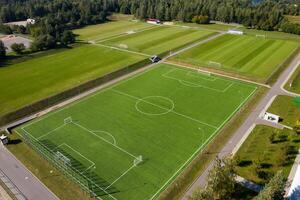 topo Visão do uma futebol campo com verde Relva ao ar livre dentro verão foto