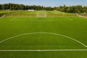 topo Visão do uma futebol campo com verde Relva ao ar livre dentro verão foto