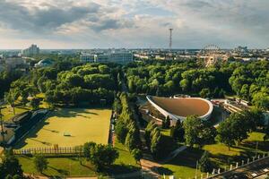 Esportes terra e Esportes complexo dentro a da cidade gorky parque dentro minsk.futebol campo e hóquei complexo dentro a cidade do minsk.belarus foto