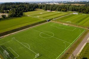 topo Visão do uma futebol campo com verde Relva ao ar livre dentro verão foto