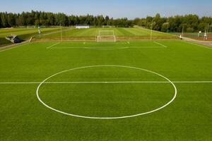 topo Visão do uma futebol campo com verde Relva ao ar livre dentro verão foto