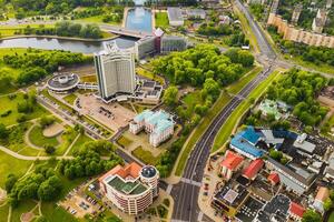 topo Visão do a vitória parque dentro Minsk e a svisloch rio e a hotel.a olho do pássaro Visão do a cidade do Minsk e a parque.belarus foto