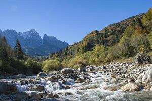 montanha panorama com torrente em a dolomites 6 foto