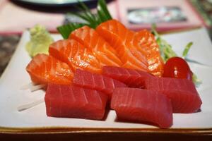 fechar acima fresco e cru atum e salmão sashimi- japonês cozinha foto