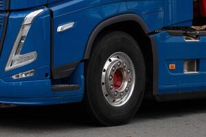 frente roda do uma azul caminhão. foto