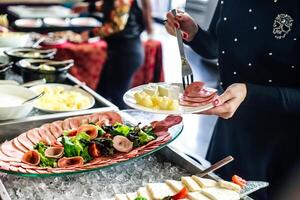 sortido Comida espalhar em uma bufê mesa foto