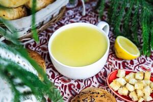 mesa com vários taças do Comida e uma sopa tigela foto