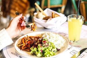 prato do Comida e vidro do laranja suco com fresco fruta e torrada foto