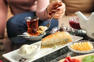 mulher sentado às mesa com prato do Comida foto