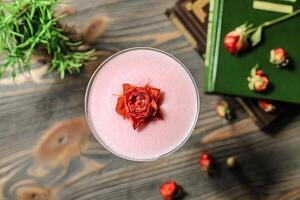 refrescante bebida com uma delicado flor guarnição, enfeite, adorno foto