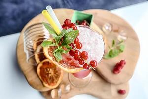 fechar acima do refrescante beber em bandeja foto