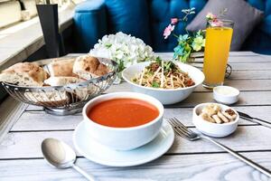 mesa com sortido Comida e sopa taças foto