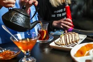 grupo do pessoas desfrutando Comida e bebidas às uma mesa foto