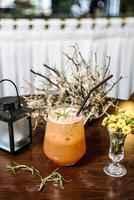 de madeira mesa com beber e flor vaso foto