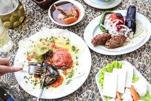 mesa adornado com sortimento do Comida e bebidas foto