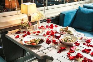 mesa com sortido Comida pratos e óculos do vinho foto