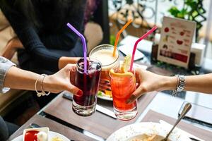 grupo do pessoas segurando óculos do bebidas às uma festa foto