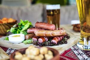 mesa conjunto com pratos do Comida e vidro do Cerveja foto