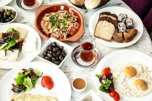 mesa conjunto com uma variedade do Comida e bebidas foto