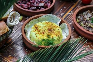 mesa exibindo sortido taças preenchidas com Comida foto