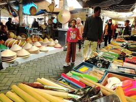 sukoharjo, central Java, Indonésia, abril 15, 2024 ocupado pessoas, vendedor comprador às gawok tradicional mercado, localizado perto Surakarta cidade. uma muitos do agricultor Ferramentas estava vendendo em isto mercado. foto