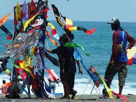 kebumen, central Java, Indonésia abril 14, 2024 impedir vendendo pipas em ambal de praia durante a feriado temporada. crianças escolher pipas para Comprar e voar. Diversão dias com amigo foto