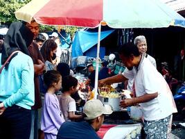 Surakarta cidade, central Java, Indonésia, abril 15, 2024. notoharjo mercado. a pulga mercado é localizado em a arredores do cidade, sempre ocupado com visitantes dentro a manhã. comprando e vendendo usava bens foto