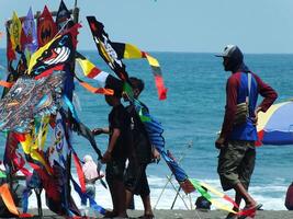 kebumen, central Java, Indonésia abril 14, 2024 impedir vendendo pipas em ambal de praia durante a feriado temporada. crianças escolher pipas para Comprar e voar. Diversão dias com amigo foto