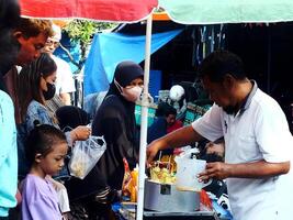 Surakarta cidade, central Java, Indonésia, abril 15, 2024. notoharjo mercado. a pulga mercado é localizado em a arredores do cidade, sempre ocupado com visitantes dentro a manhã. comprando e vendendo usava bens foto