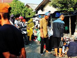 Surakarta cidade, central Java, Indonésia, abril 15, 2024. notoharjo mercado. a pulga mercado é localizado em a arredores do cidade, sempre ocupado com visitantes dentro a manhã. comprando e vendendo usava bens foto