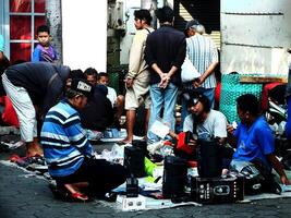 Surakarta cidade, central Java, Indonésia, abril 15, 2024. notoharjo mercado. a pulga mercado é localizado em a arredores do cidade, sempre ocupado com visitantes dentro a manhã. comprando e vendendo usava bens foto