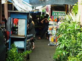 sukoharjo, central Java, Indonésia, abril 15, 2024 ocupado pessoas, vendedor comprador às gawok tradicional mercado, localizado perto Surakarta cidade. uma muitos do agricultor Ferramentas estava vendendo em isto mercado. foto