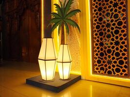 uma cênico Visão do a interior casa projeto, decorativo lâmpada, Palma árvore e geométrico padronizar do islâmico cultura. árabe ambiente do interior construção foto