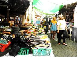 sukoharjo, central Java, Indonésia, abril 15, 2024 ocupado pessoas, vendedor comprador às gawok tradicional mercado, localizado perto Surakarta cidade. uma muitos do agricultor Ferramentas estava vendendo em isto mercado. foto