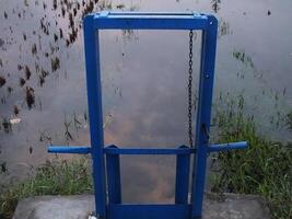 irrigação canal com azul metal porta para arroz Campos foto