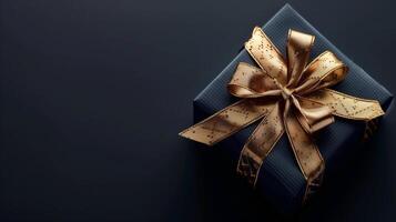 vibrante presente caixa com elegante ouro fita em Sombrio fundo. cumprimento presente com cópia de espaço para Natal presente, feriado ou aniversário foto