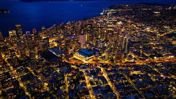 esplêndido cenário do a vibrante centro da cidade do Seattle, Washington, a EUA. azul paisagem aquática e tarde noite às pano de fundo. foto