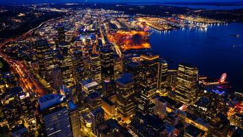 esplêndido cenário do a vibrante centro da cidade do Seattle, Washington, a EUA. azul paisagem aquática e tarde noite às pano de fundo. foto
