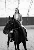 campo a cavalo passeio treinamento. passatempo cavalo equitação senhora posando. foto