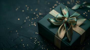 Sombrio verde presente caixa com elegante ouro fita em Sombrio fundo. cumprimento presente com cópia de espaço para Natal presente, feriado ou aniversário foto