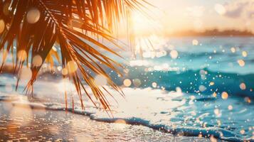 lindo de praia do oceano, mar fundo. Palma folhas em tropical de praia com bokeh Sol luz e salpicos do ondas. foto