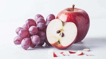 grupo do fresco uvas ao lado uma fatiado cera maçã em uma branco fundo, exibindo natural Doçura e saudável comendo foto