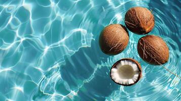 a sobrecarga Visão do fresco cocos flutuando dentro uma verão natação piscina foto