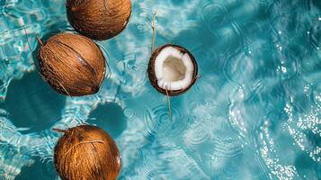 a sobrecarga Visão do fresco cocos flutuando dentro uma verão natação piscina foto