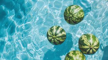 a sobrecarga Visão do melancias flutuando dentro uma verão natação piscina foto
