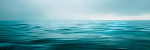 a oceano é calma e azul, com não visível ondas foto